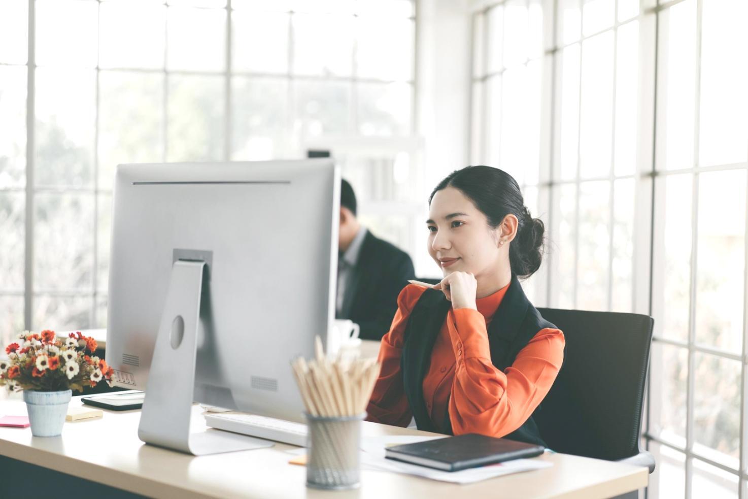 Équipe lamistorequinado travaillant ensemble sur le développement de contenu éducatif